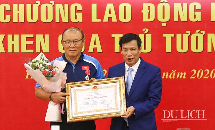 Bộ trưởng Nguyễn Ngọc Thiện trao Huân chương Lao động hạng Nhì cho HLV Park Hang-seo